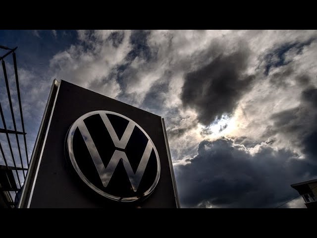 ⁣Volkswagen cerrará tres fábricas alemanas y despedirá a miles de empleados