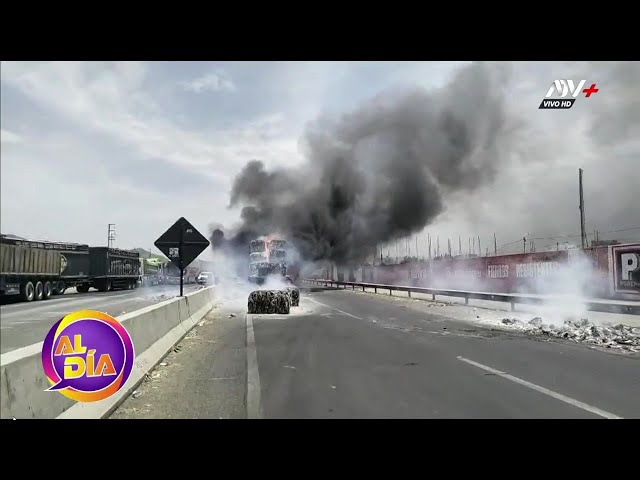 ⁣La Libertad: Protestantes queman un tráiler durante paro por inseguridad