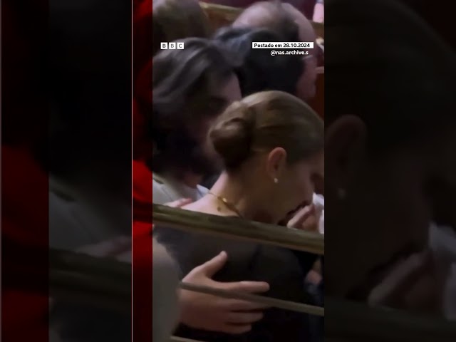 ⁣Lágrimas de Adele e Céline Dion após abraço emocionado