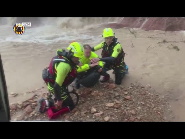 ⁣Spagna, automobilisti soccorsi e salvati dall'alluvione