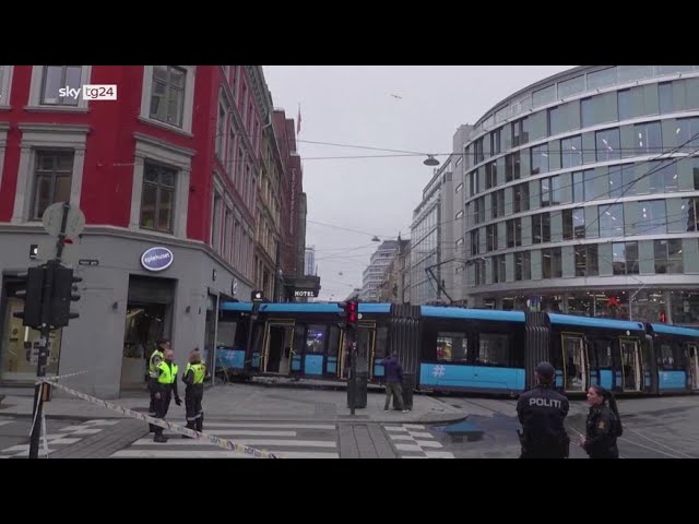 ⁣Oslo, tram deraglia e sfonda la vetrina di un negozio