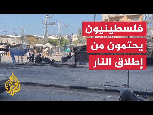 ⁣فلسطينيون يحتمون من إطلاق نار تجاه مدخل مخيمي النصيرات والبريج وسط قطاع غزة