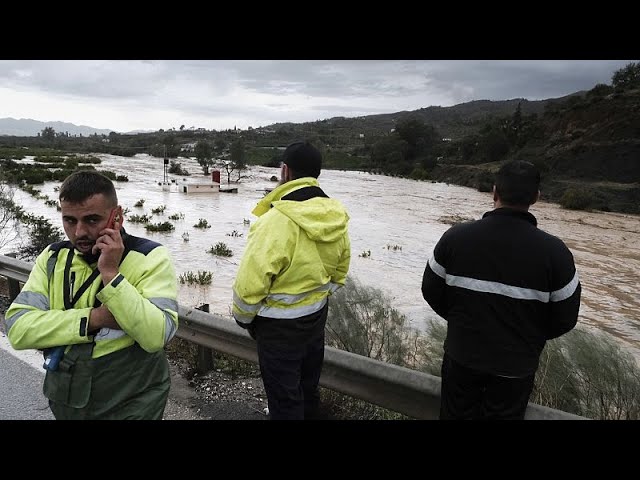 ⁣NO COMMENT: La DANA obliga a evacuar en helicóptero a residentes de Valencia