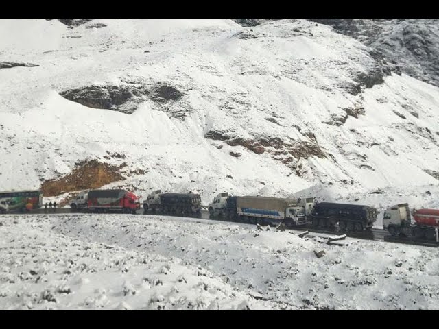 ⁣Carretera Central: Buses se encuentran varados en Ticlio debido a fuerte nevada