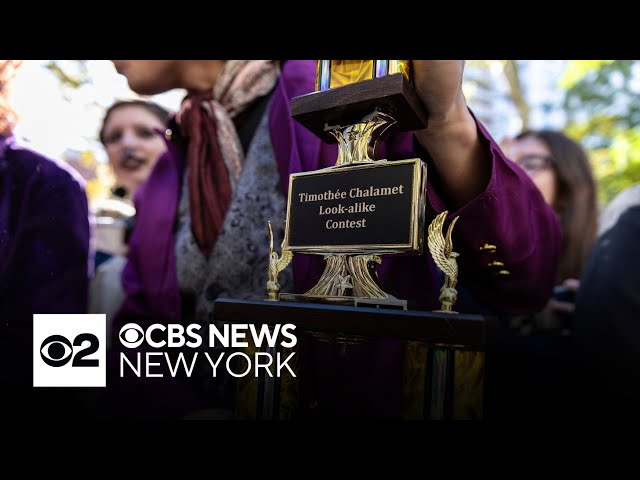 ⁣Timothée Chalamet surprises crowd at look-alike contest in NYC