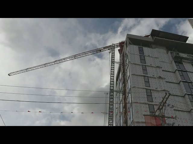 ⁣Construction crane mishap in B.C. sends metal beams falling onto street below