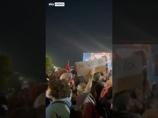 ⁣Pro-Palestinian protesters at Harris rally