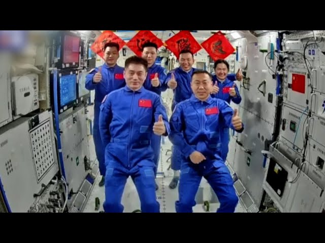 ⁣Shenzhou-19 taikonauts take photo with Shenzhou-18 crew