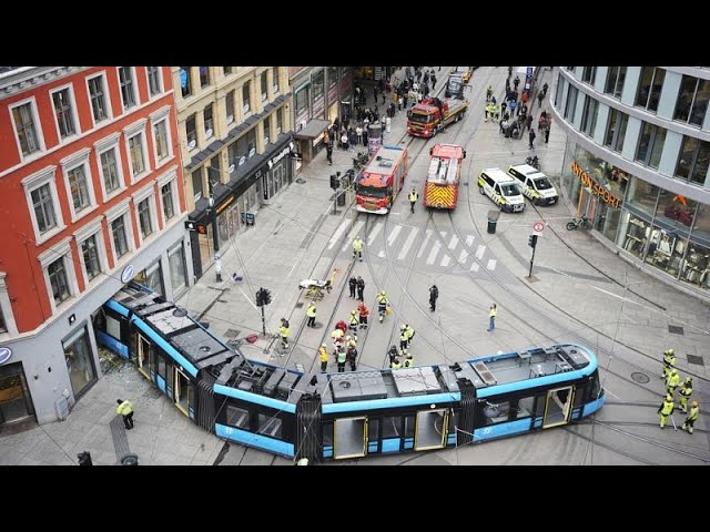 ⁣No Comment. Un tram déraille à Olso, en Norvège, et s'encastre dans un magasin