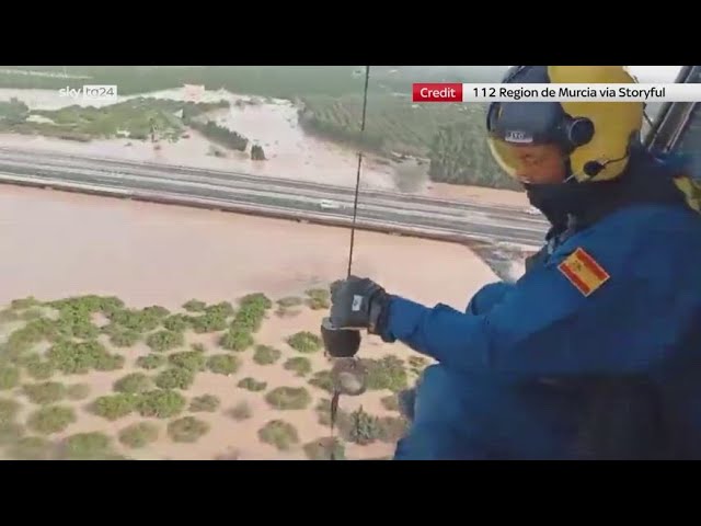 ⁣Alluvioni a Valencia, uomo salvato in elicottero