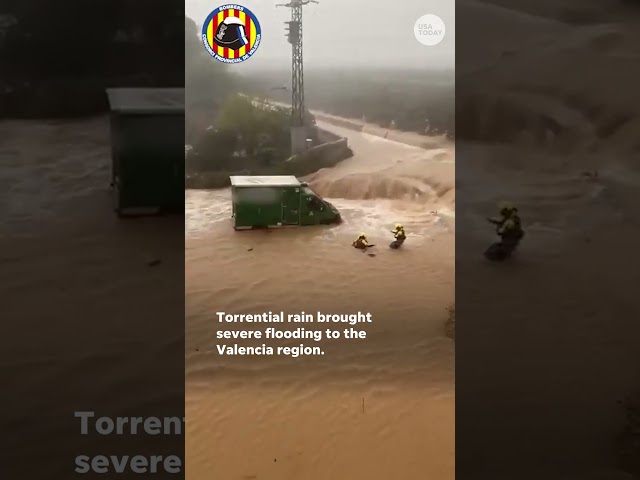 ⁣Rescuers pull drivers to safety during devastating floods in Spain