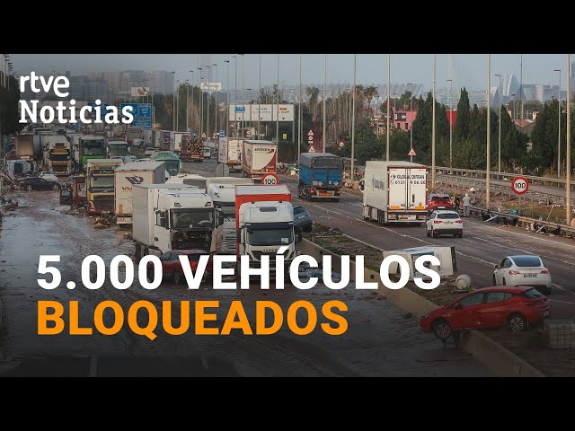 ⁣DANA: Las AUTORIDADES calculan que hay 1.200 ATRAPADOS entre las AUTOVÍAS A3 y A7 | RTVE Noticias