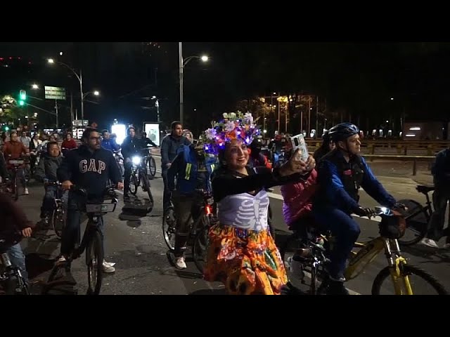 ⁣NO COMMENT: Las bicicletas toman las calles para celebrar el Día de los Muertos en México