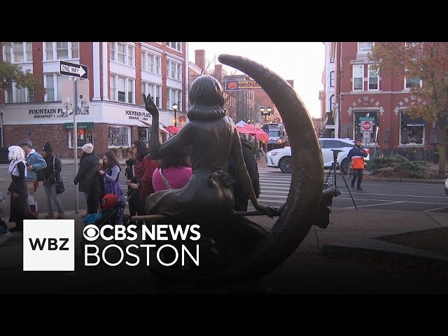 ⁣Tourists not deterred from celebrating Halloween in Salem because of brush fires