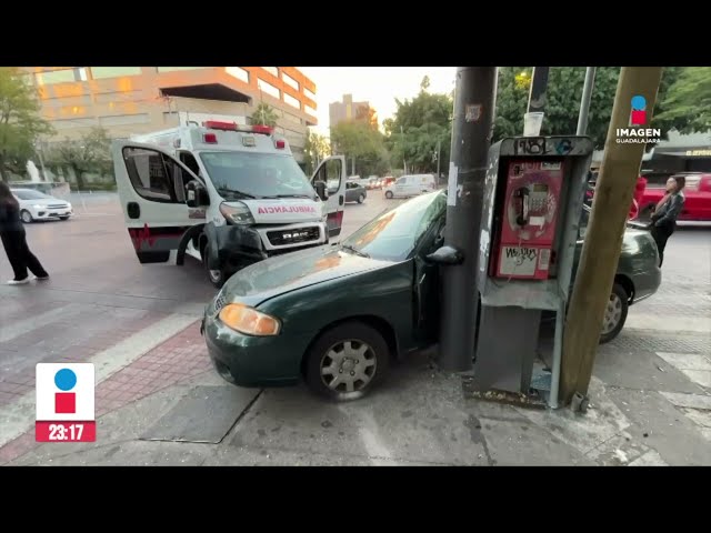 ⁣Caos vial en Guadalajara tras choque de ambulancia | Noticias GDL con Rey Suárez