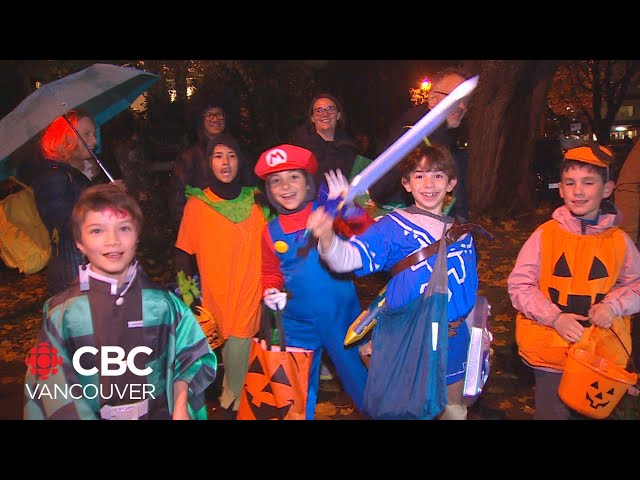 ⁣Hundreds of trick-or-treaters flock to Vancouver's Douglas Park neighbourhood