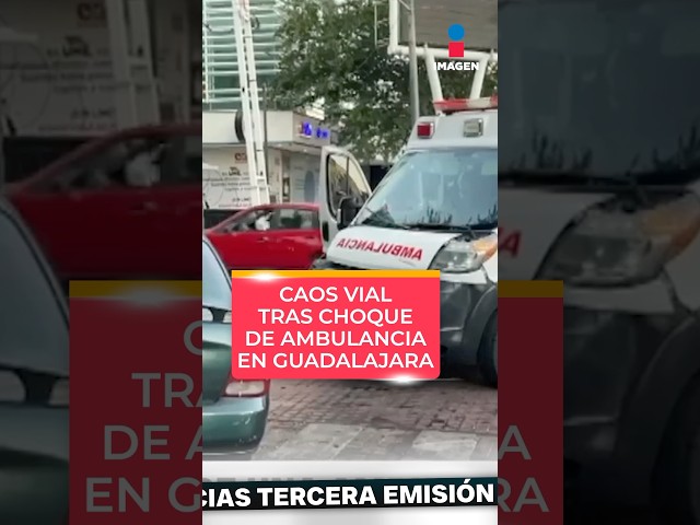 ⁣Caos vial en Guadalajara tras choque de ambulancia | Shorts | Noticias GDL