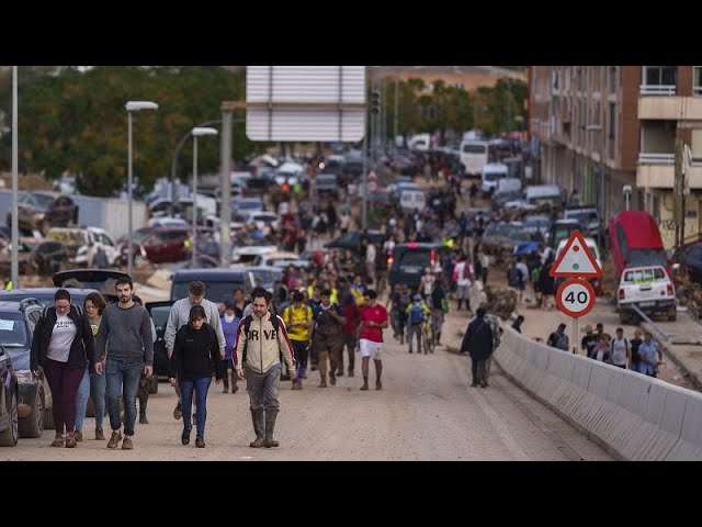 ⁣Spanish volunteers leave flood-hit areas as anger simmers over government response