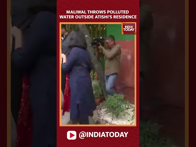 ⁣Swati Maliwal Throws Polluted Water Outside Delhi CM Atishi's Residence #swatimaliwal #atishi