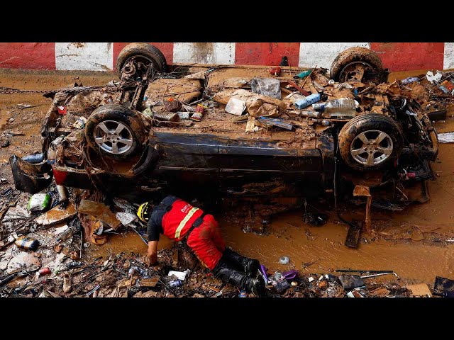 ⁣Rescatistas Intensifican Búsqueda de Desaparecidos Luego de Inundaciones en Valencia, España