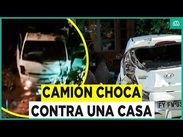 ⁣Conductor se fugó: Camión choca contra casa en Puente Alto