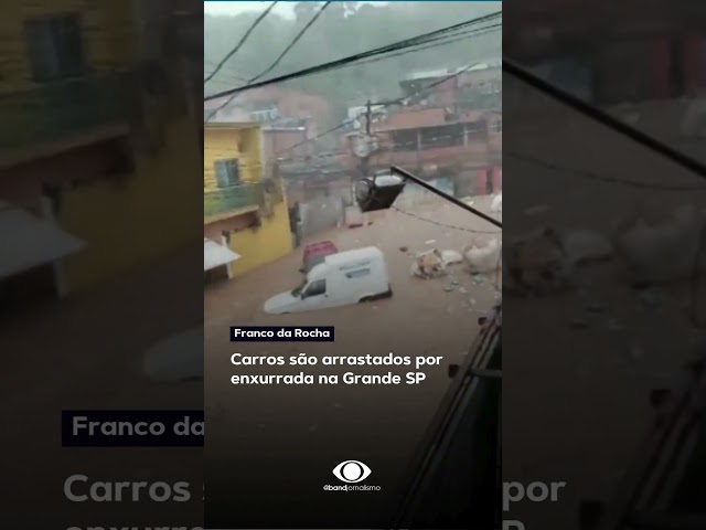 ⁣Carros são arrastados por enxurrada em Franco da Rocha (SP)