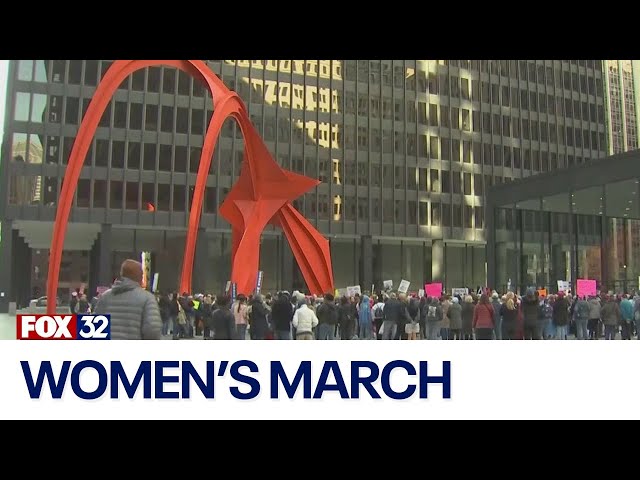 ⁣Women march in Chicago to protect reproductive rights