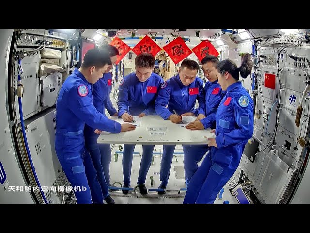 ⁣L'équipage de Shenzhou-18 achève sa mission de six mois et passe le relais à Shenzhou-19