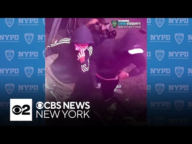 ⁣Police seek suspects in 2 armed robberies in NYC