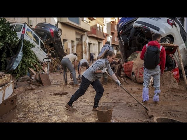 ⁣Volunteers clean-up Paiporta as Pedro Sánchez mobilises 10,000 more troops