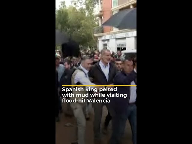 ⁣Spanish king pelted with mud while visiting flood-hit Valencia | AJ #shorts