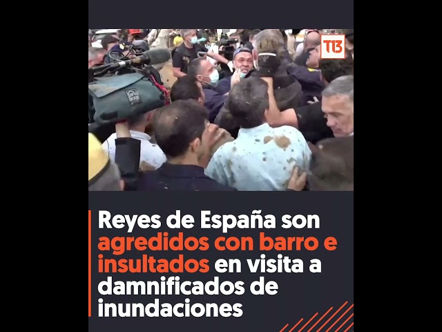 ⁣Reyes de España son agredidos con barro en visita a Paiporta