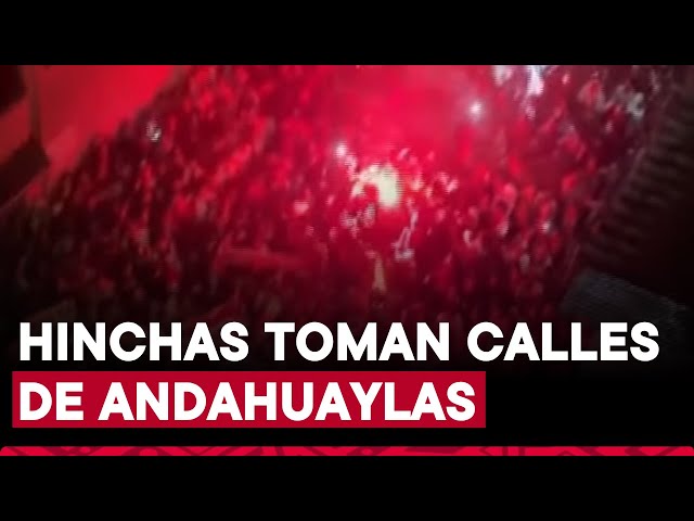 ⁣Hinchas de Universitario realizan banderazo previo al encuentro con Los Chankas en Andahuaylas