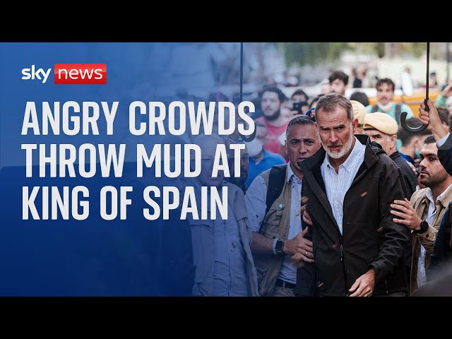 ⁣Angry crowds hurl mud and insults at King of Spain as he visits town devastated by floods