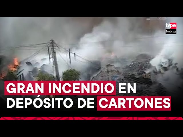 ⁣Emergencia en La Victoria: más de 30 unidades de bomberos luchan contra incendio de código 3