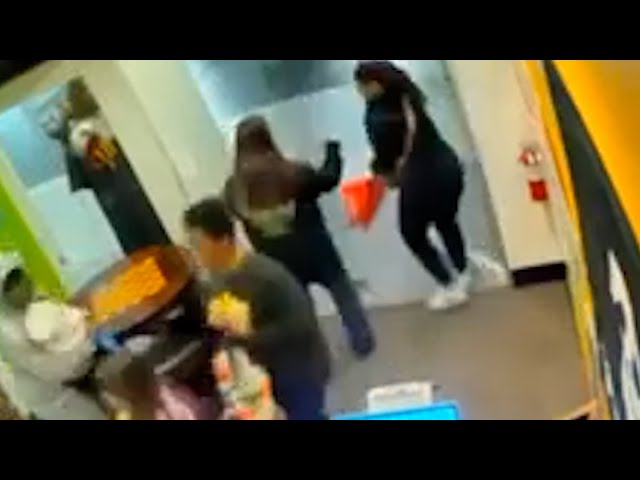 ⁣WARNING | Store employee helps customers hide during deadly shooting at shopping mall in Washington