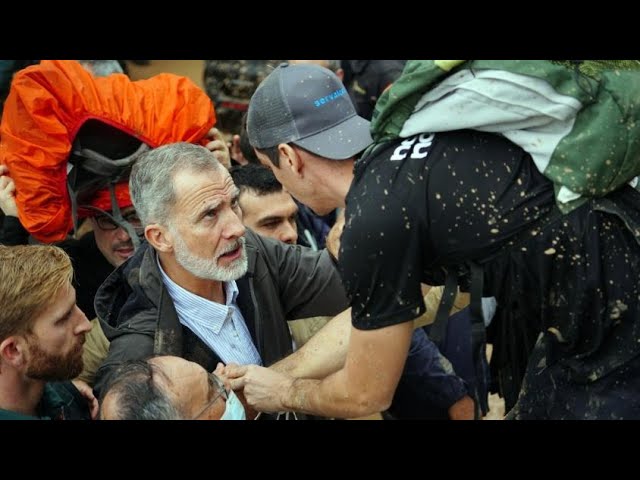 ⁣Damnificados agreden a reyes de España tras visita a zona afectada por inundaciones