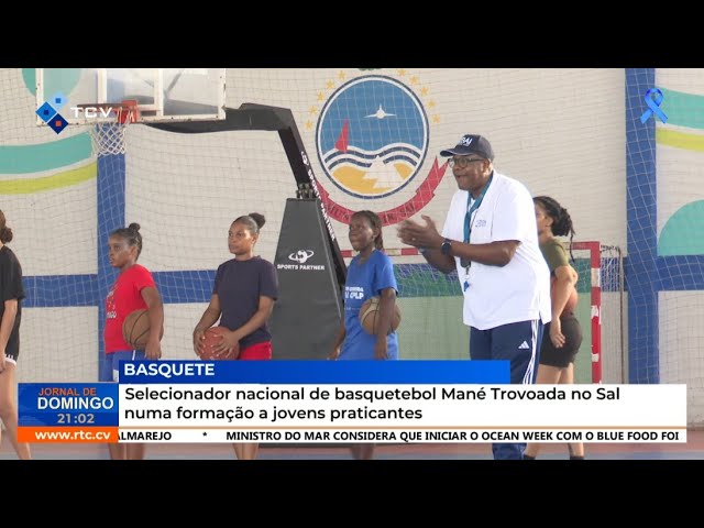 ⁣Selecionador Nacional de Basquetebol Mané Trovoada, no Sal, numa formação a jovens praticantes