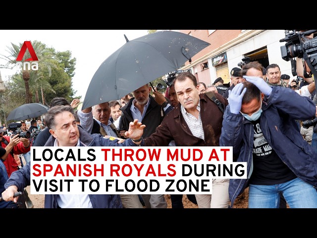 ⁣Locals pelt Spanish royals, officials with mud during visit to flood zone