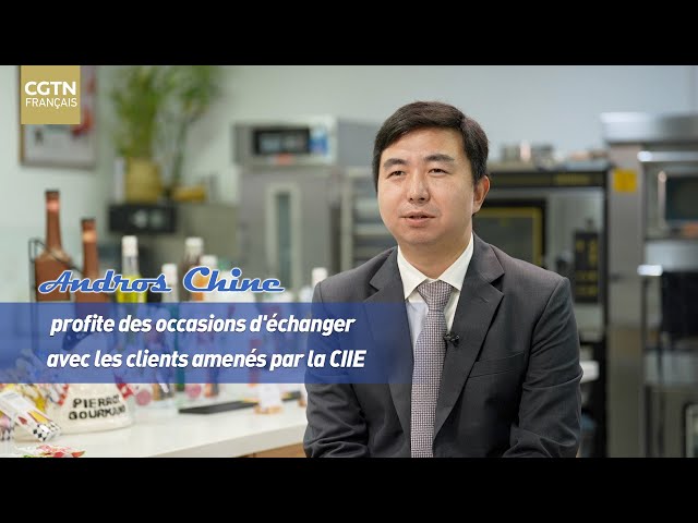 ⁣Andros Chine profite des occasions d'échanger avec les clients amenés par la CIIE