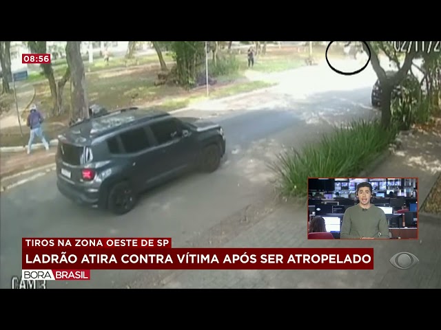 ⁣Homem atropela bandido após assalto e tem carro atingido por tiros em SP