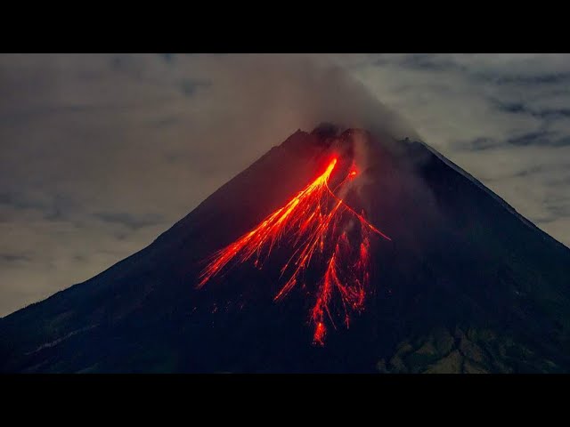 ⁣Au moins 10 morts dans l'éruption d'un volcan dans l'est de l'Indonésie