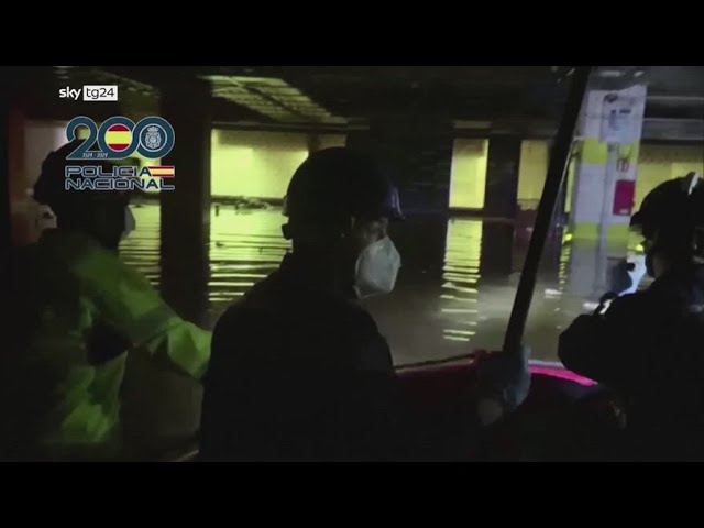 ⁣Alluvione Valencia, pompieri nel parcheggio Bonaire allagato