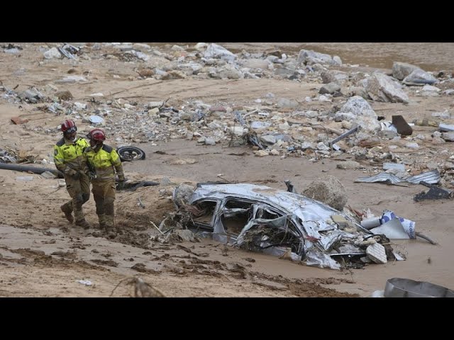 ⁣Inondations en Espagne : les secours inspectent les parkings et tunnels à la recherche de disparus