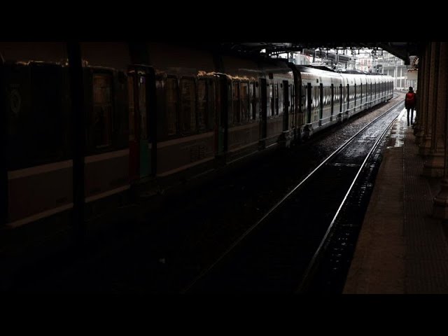 ⁣Paris : quatre personnes blessées à la hache dans le RER E