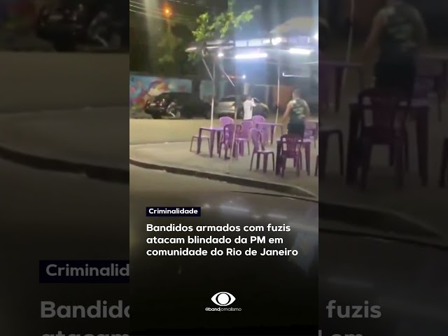 ⁣Bandidos armados com fuzis atacam blindado da PM no Rio de Janeiro #shorts