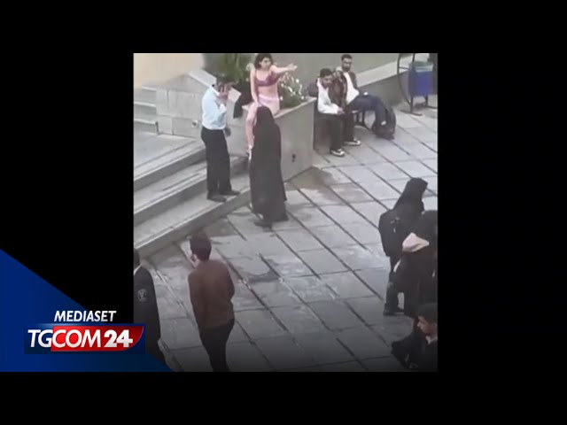 ⁣Iran, ragazza si spoglia per protesta in università: arrestata