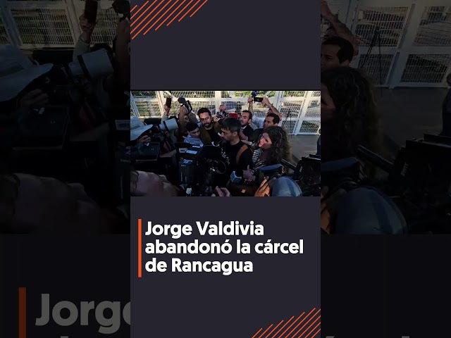 ⁣En completo silencio y acompañado de su hermano: Jorge Valdivia abandonó la cárcel de Rancagua