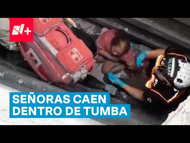 ⁣Mujeres caen en tumba en Monterrey; Son rescatadas por Protección Civil - N+