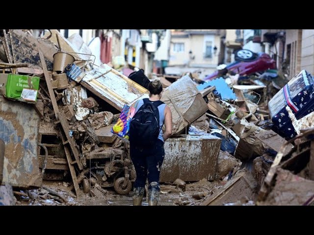 ⁣عمليات البحث تتواصل في إسبانيا بعد فيضانات كارثية وأمطار في برشلونة • فرانس 24 / FRANCE 24